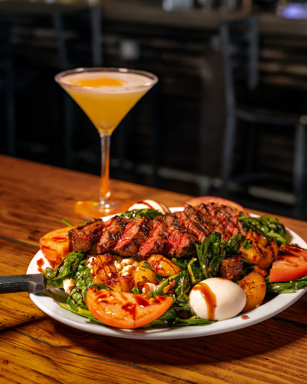 Sirloin salad with a cocktail